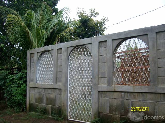 es un terreno plano de 10x30 con un muro frontal con poton y verja - 1
