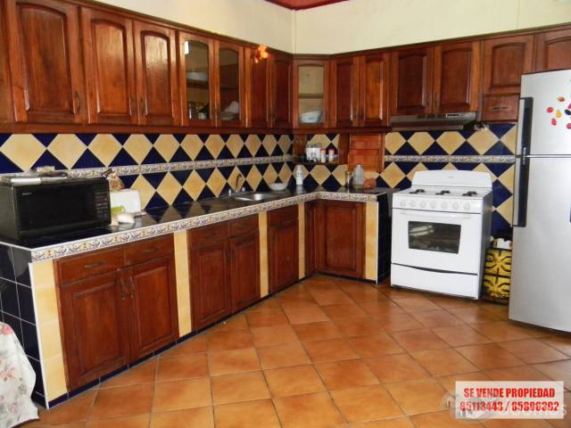 VENDO HERMOSA CASA EN RESIDENCIAL LOS ARCOS, EXCELENTE UBICACION. - 3